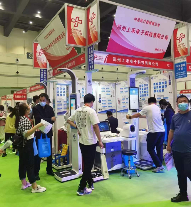 爲客戶講解設備